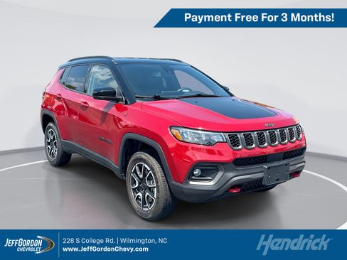 Used 2025 Jeep Compass Trailhawk AWD/4WD image 1