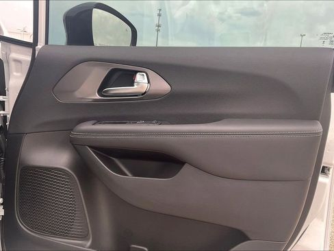 New 2026 Chrysler Pacifica Select image 11