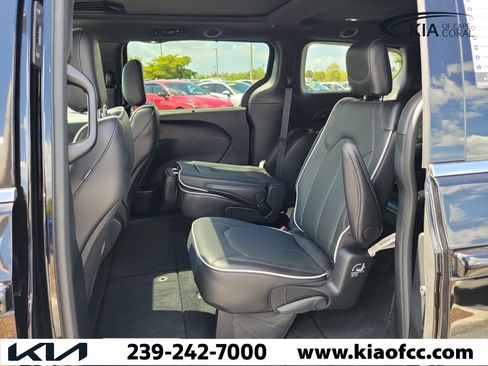 Used 2026 Chrysler Pacifica Limited FWD image 13
