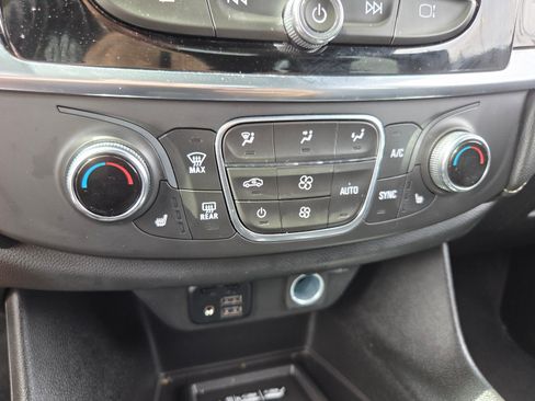 Used 2023 Chevrolet Traverse LT w/ LT Premium Package AWD/4WD image 28