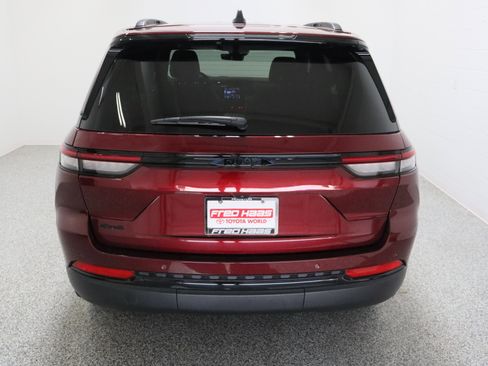 Used 2025 Jeep Grand Cherokee Altitude AWD/4WD image 8