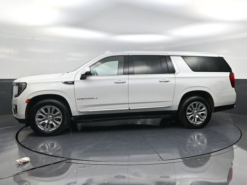 Used 2022 GMC Yukon XL Denali AWD/4WD image 3