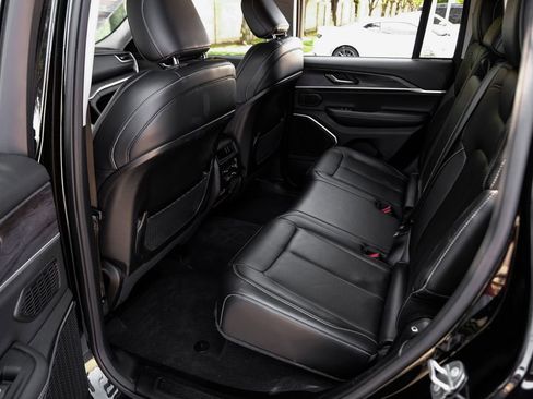 Used 2022 Jeep Grand Cherokee Limited image 48