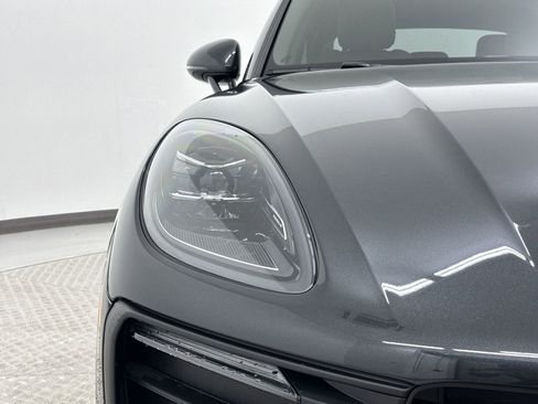 Used 2025 Porsche Macan image 12