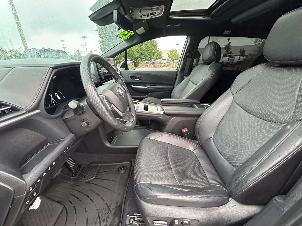 Used 2025 Toyota Sienna Platinum AWD/4WD image 14