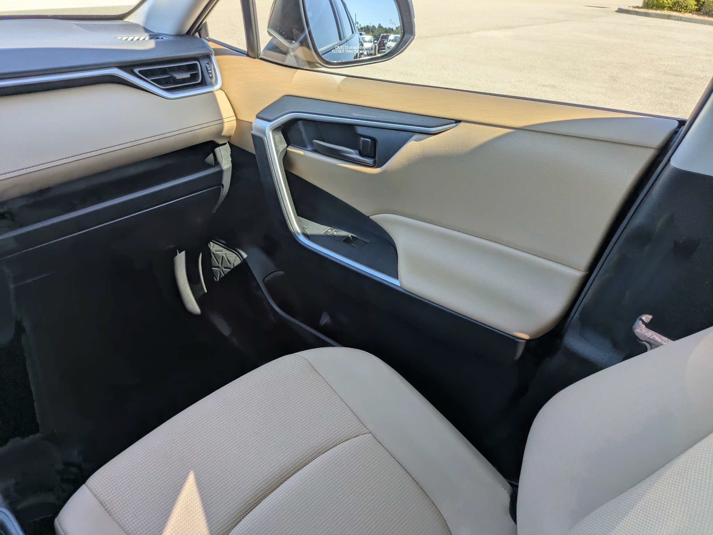 Used 2019 Toyota RAV4 LE w/ Protection Package AWD/4WD image 17