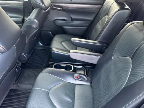 Used 2023 Toyota Highlander Limited image 4