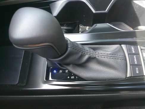 Used 2025 Toyota Camry SE w/ Convenience Package image 32