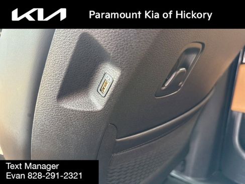 Used 2023 Kia Carnival EX image 19