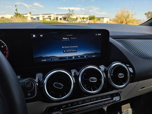 Used 2025 Mercedes-Benz GLA 250 4MATIC image 37