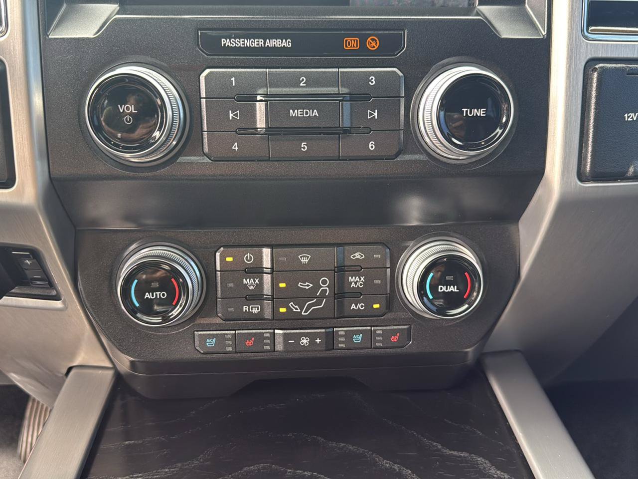 Used 2019 Ford F250 Platinum w/ Platinum Ultimate Package AWD/4WD image 25