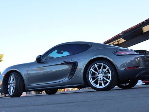 Used 2018 Porsche 718 Cayman RWD image 17