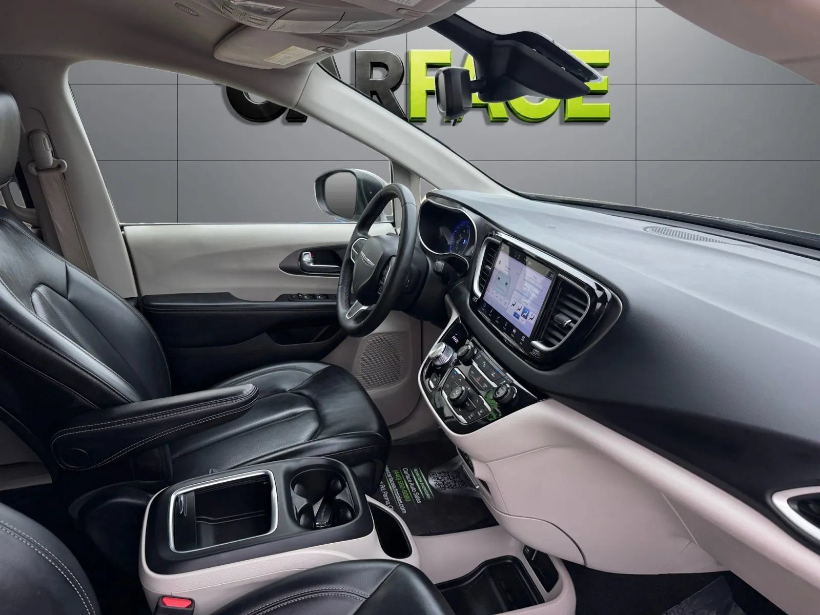 Used 2023 Chrysler Pacifica Touring-L FWD image 28