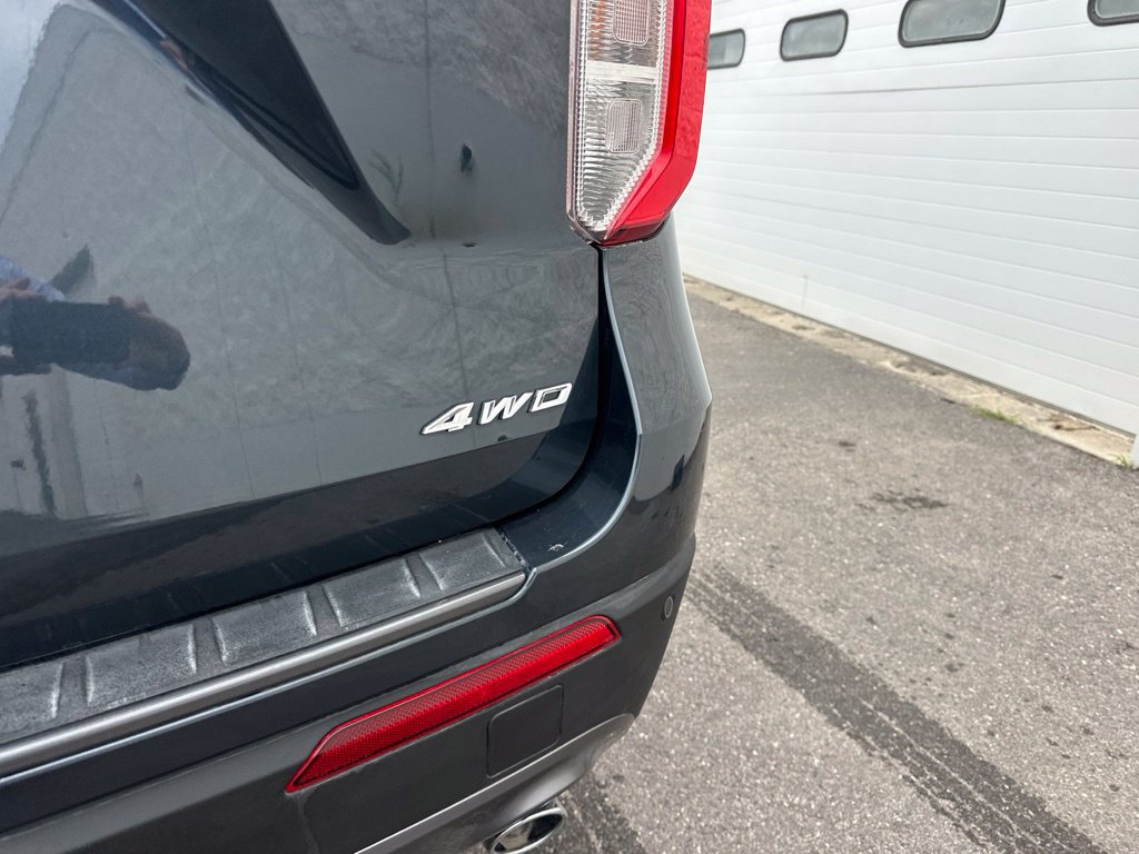 Used 2022 Ford Explorer XLT w/ Equipment Group 202A AWD/4WD image 6