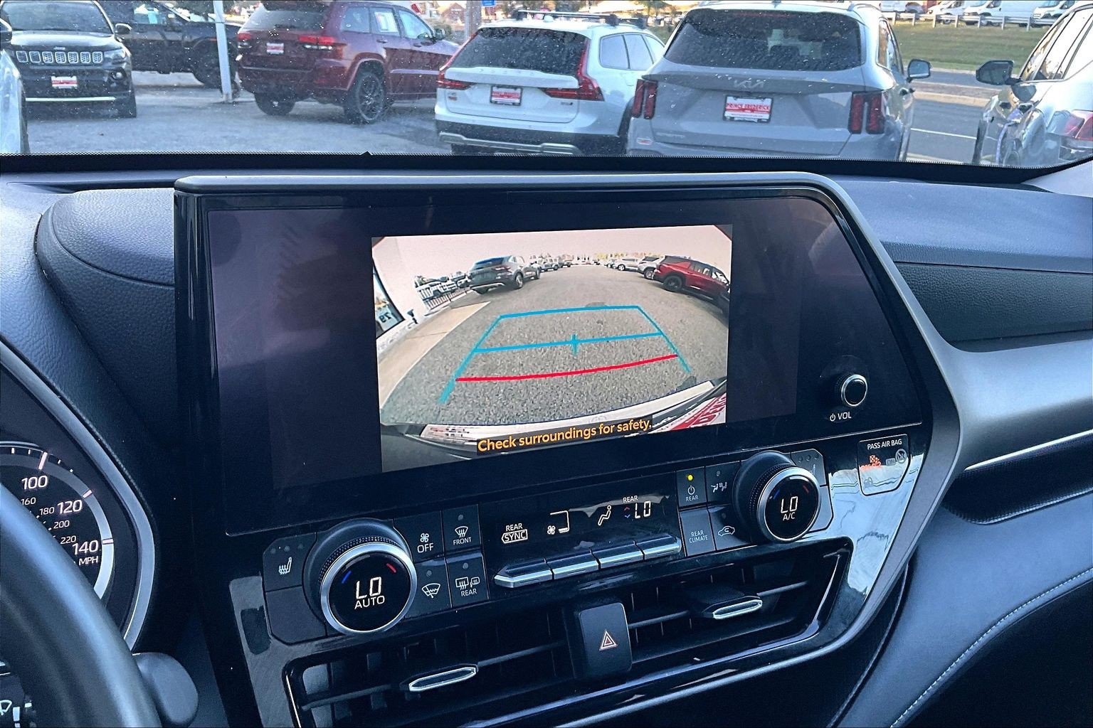 Used 2023 Toyota Highlander XLE AWD/4WD image 19
