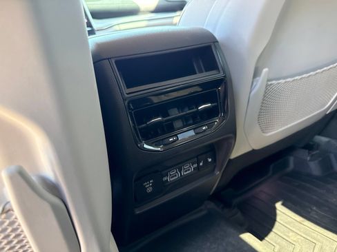 Used 2023 Jeep Grand Cherokee Overland RWD image 12