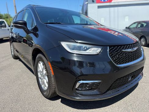 Used 2022 Chrysler Pacifica Touring-L FWD image 3