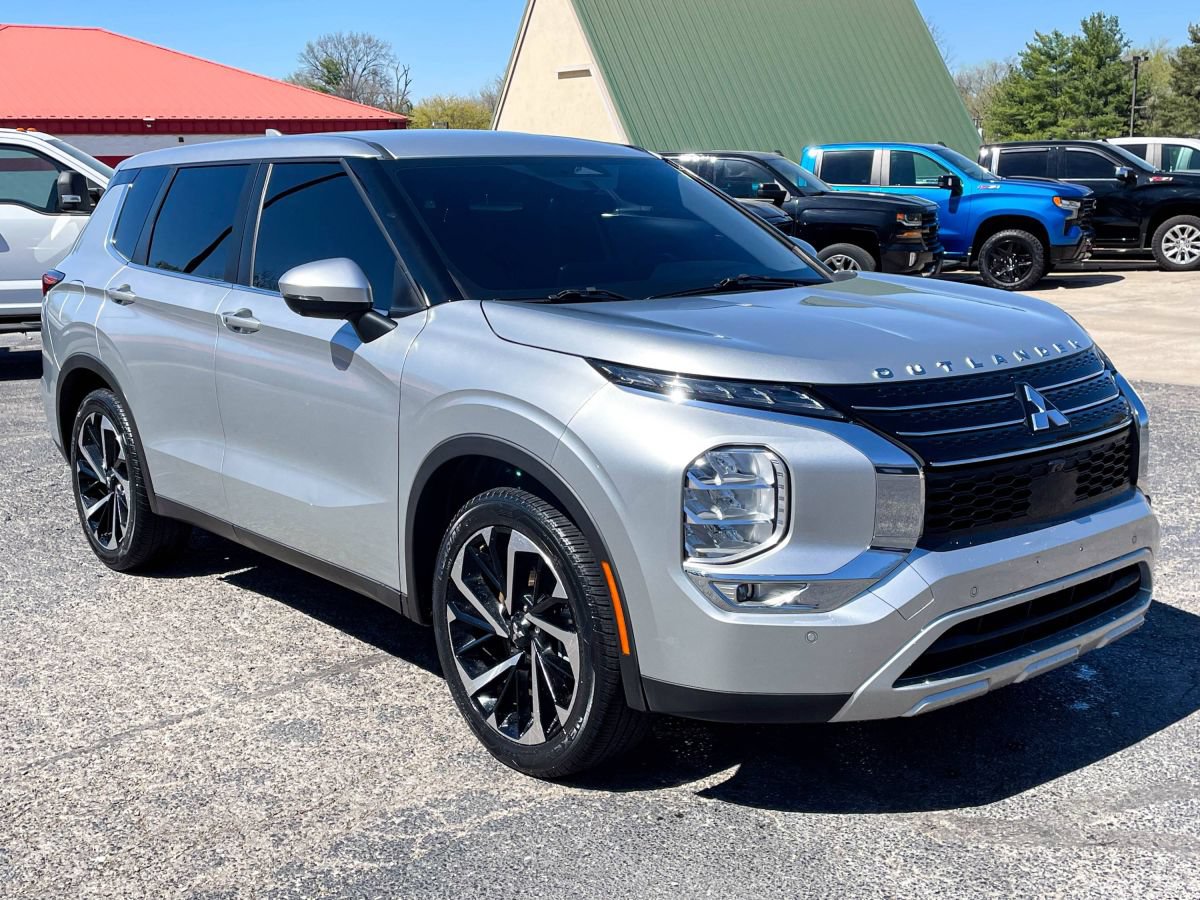 Used 2022 Mitsubishi Outlander SE FWD image 2