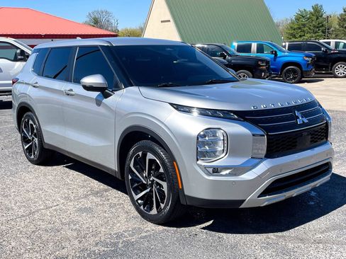 Used 2022 Mitsubishi Outlander SE image 2