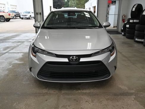 Used 2023 Toyota Corolla LE FWD image 2