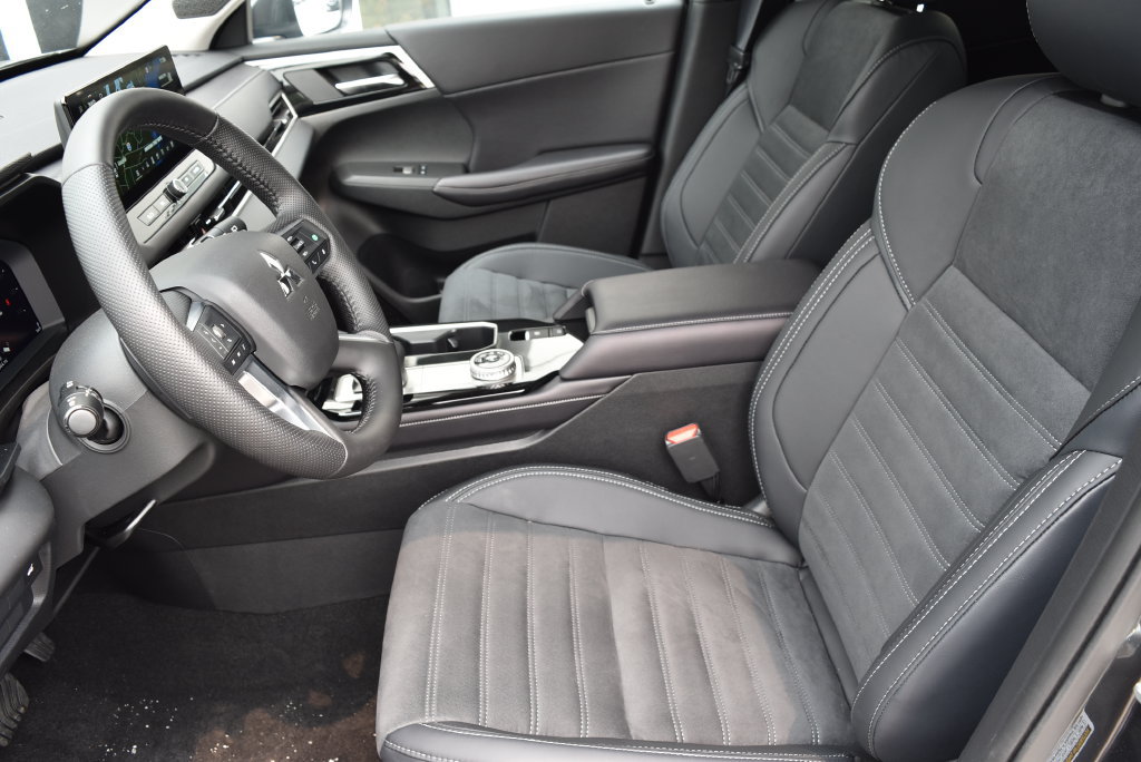 New 2025 Mitsubishi Outlander AWD image 9
