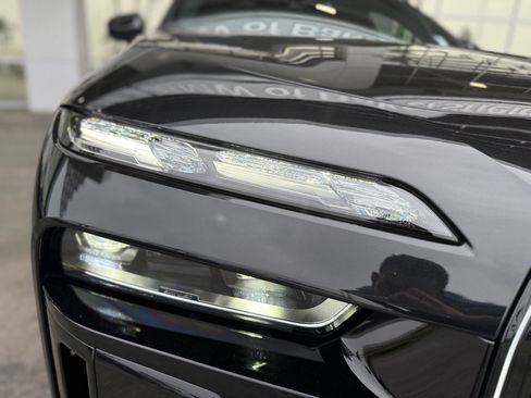 Used 2025 BMW 760i xDrive w/ Executive Package image 3