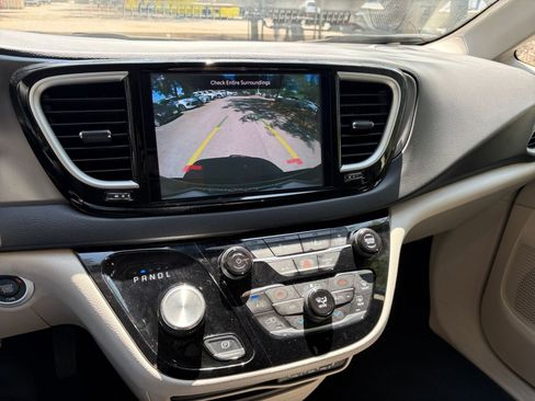 Used 2024 Chrysler Pacifica Touring-L FWD image 27