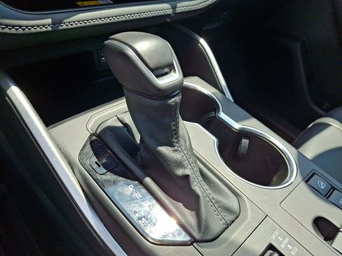 Used 2024 Toyota Highlander XLE AWD/4WD image 16