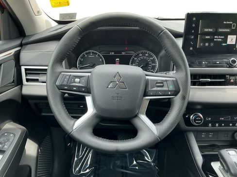Used 2025 Mitsubishi Outlander SE AWD/4WD image 13