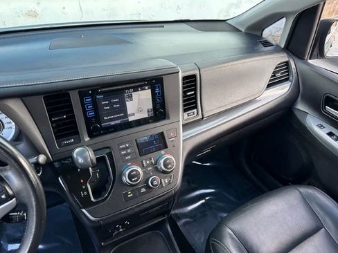 Used 2017 Toyota Sienna SE image 18