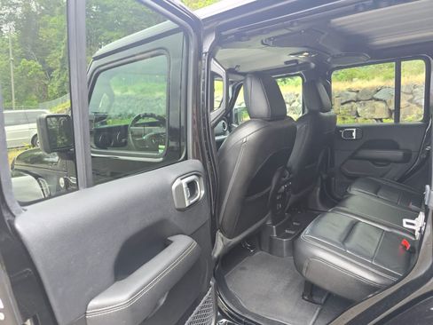 Used 2019 Jeep Wrangler Unlimited Sahara AWD/4WD image 11