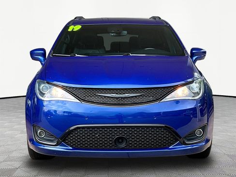 Used 2019 Chrysler Pacifica Touring-L w/ Advanced Safetytec Group FWD image 2