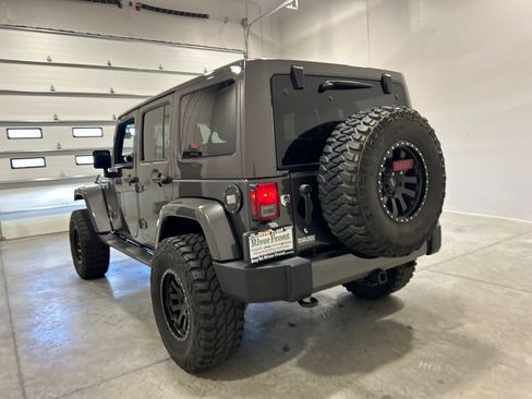 Used 2018 Jeep Wrangler Unlimited Sahara w/ Connectivity Group AWD/4WD image 8