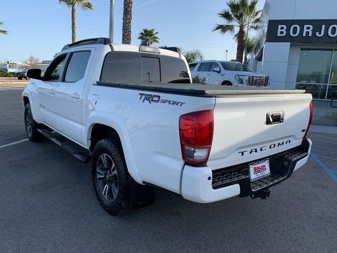 Used 2017 Toyota Tacoma TRD Sport image 11