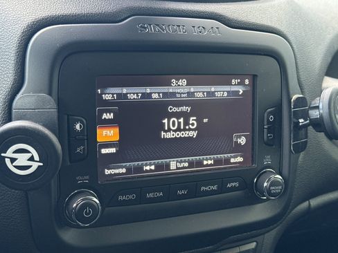 Used 2017 Jeep Renegade Limited image 16