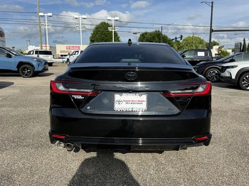 Used 2025 Toyota Camry XSE FWD image 4
