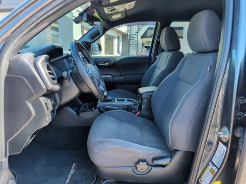 Used 2018 Toyota Tacoma TRD Off-Road w/ Technology Package AWD/4WD image 13