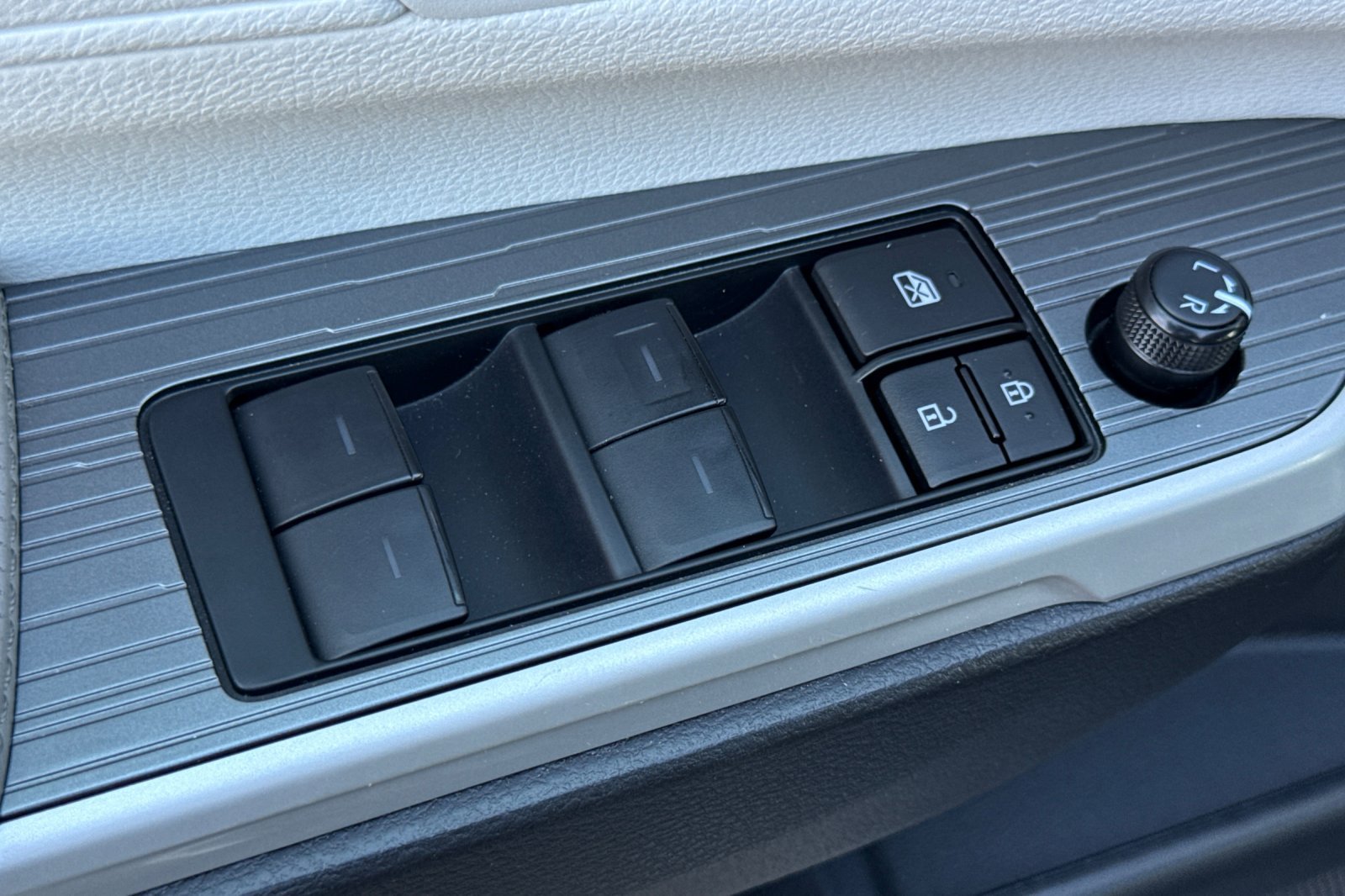 Used 2025 Toyota Sienna XLE FWD image 13