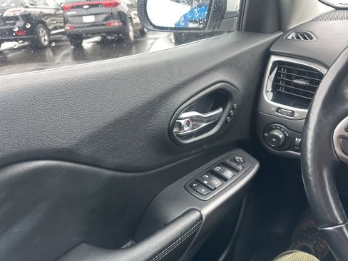 Used 2021 Jeep Cherokee Limited image 20