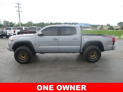 Used 2019 Toyota Tacoma TRD Off-Road AWD/4WD image 10