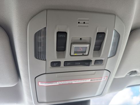Used 2023 Toyota Highlander XLE AWD/4WD image 5