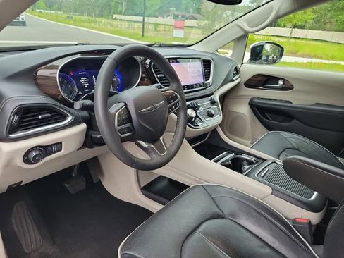 Used 2023 Chrysler Pacifica Limited FWD image 13