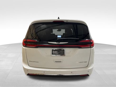 Used 2023 Chrysler Pacifica Limited FWD image 6