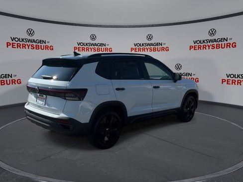 New 2026 Volkswagen Taos SE FWD image 8