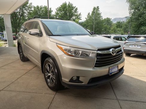 Used 2016 Toyota Highlander XLE AWD/4WD image 2