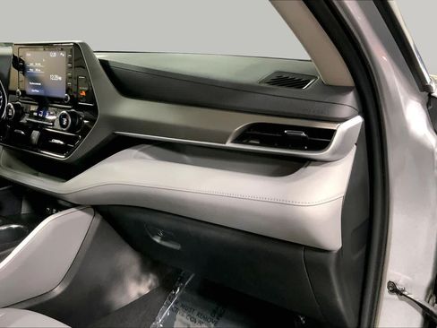 Certified 2021 Toyota Highlander XLE AWD/4WD image 19