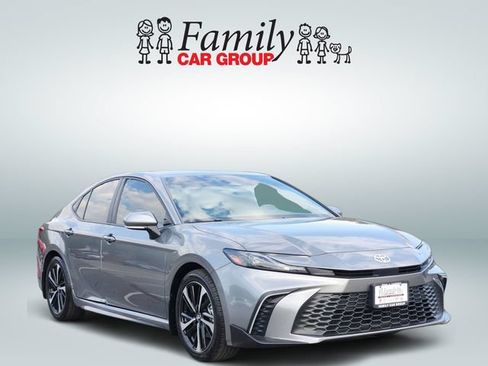 Used 2025 Toyota Camry SE w/ Convenience Package FWD image 2
