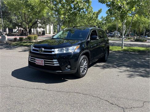 Used 2018 Toyota Highlander XLE AWD/4WD image 3