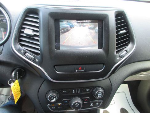 Used 2019 Jeep Cherokee Latitude w/ Popular Appearance Group FWD image 15