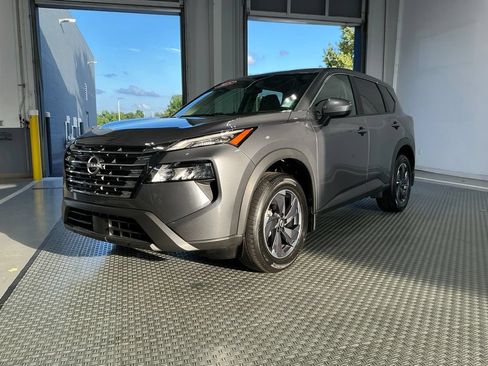 Used 2025 Nissan Rogue SV FWD image 2
